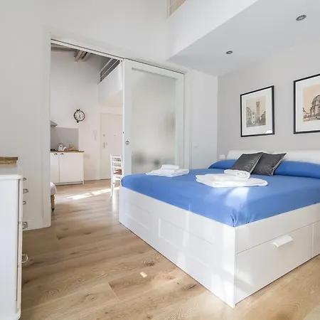 Station Lovely فلورنس