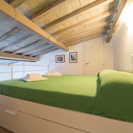 Station Lovely فلورنس