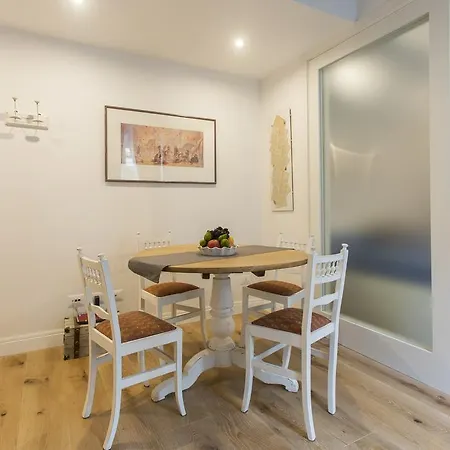 Station Lovely * فلورنس